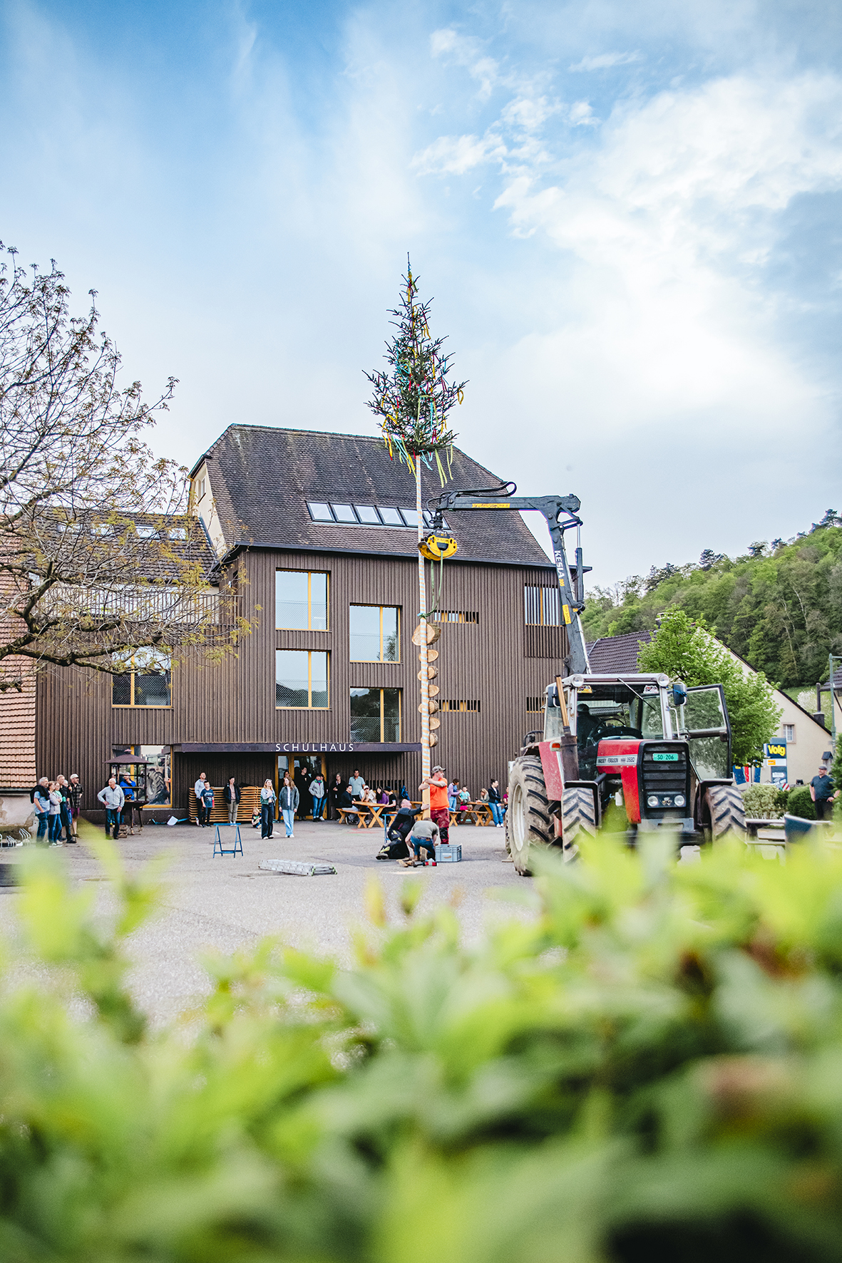 Maibaumstellen auf dem Pausenplatz